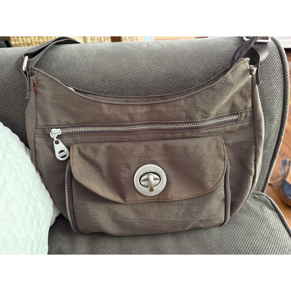 baggallini Brown Medium Crescent Crossbody Zip Turn Lock Red Lining Silver